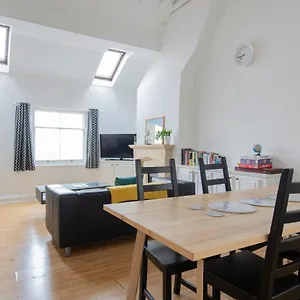 Fantastic 3 Bed House- Sleeps 6- Superfast Wifi And Garage , Brighton United Kingdom